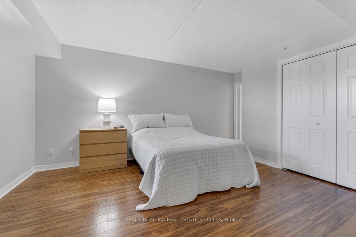 2045 Appleby Line Unit 211 photo 12