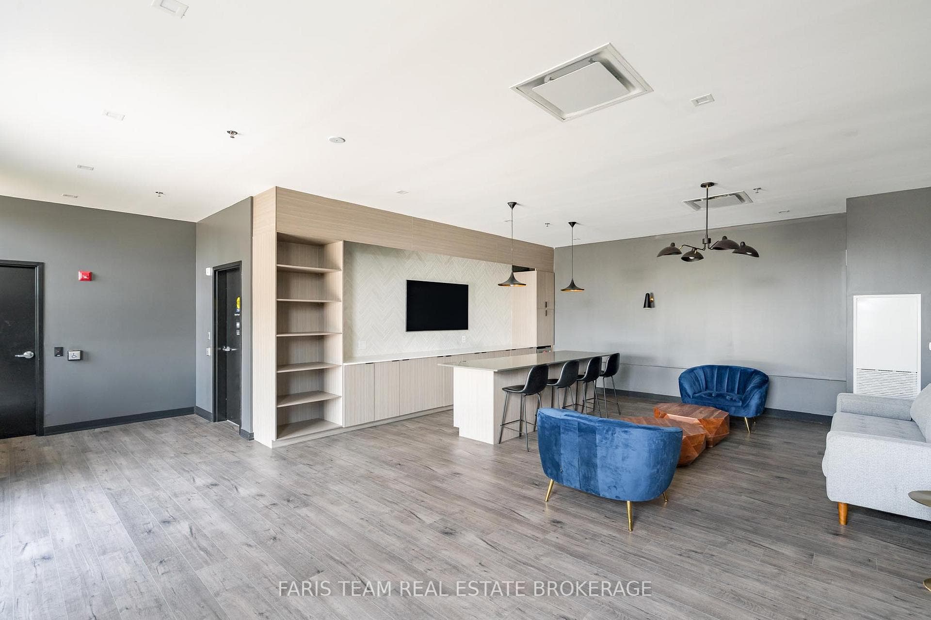 430 Essa Road Unit 401 photo 27
