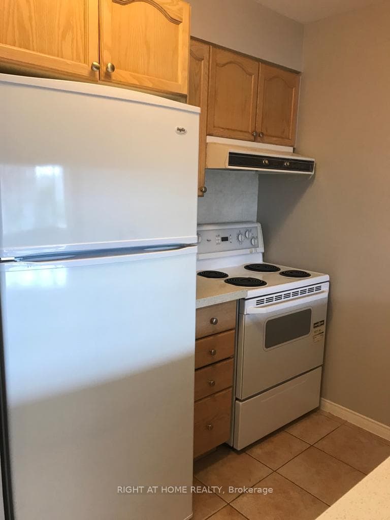 887 Bay Street Unit 1009 photo 4