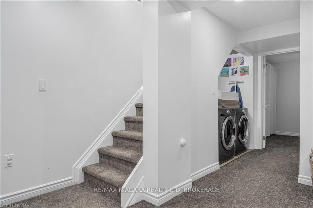 211 DEVINE Crescent photo 23