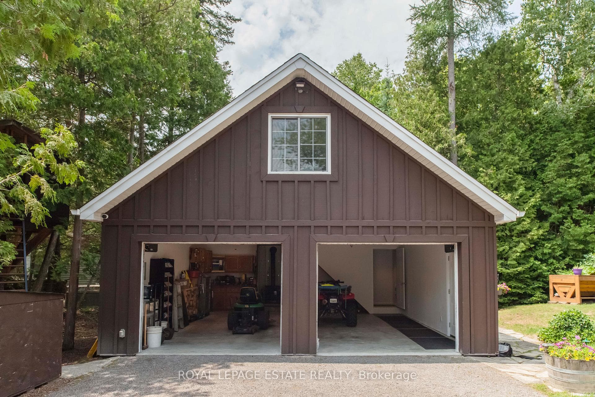 711 Oxford Crescent photo 35