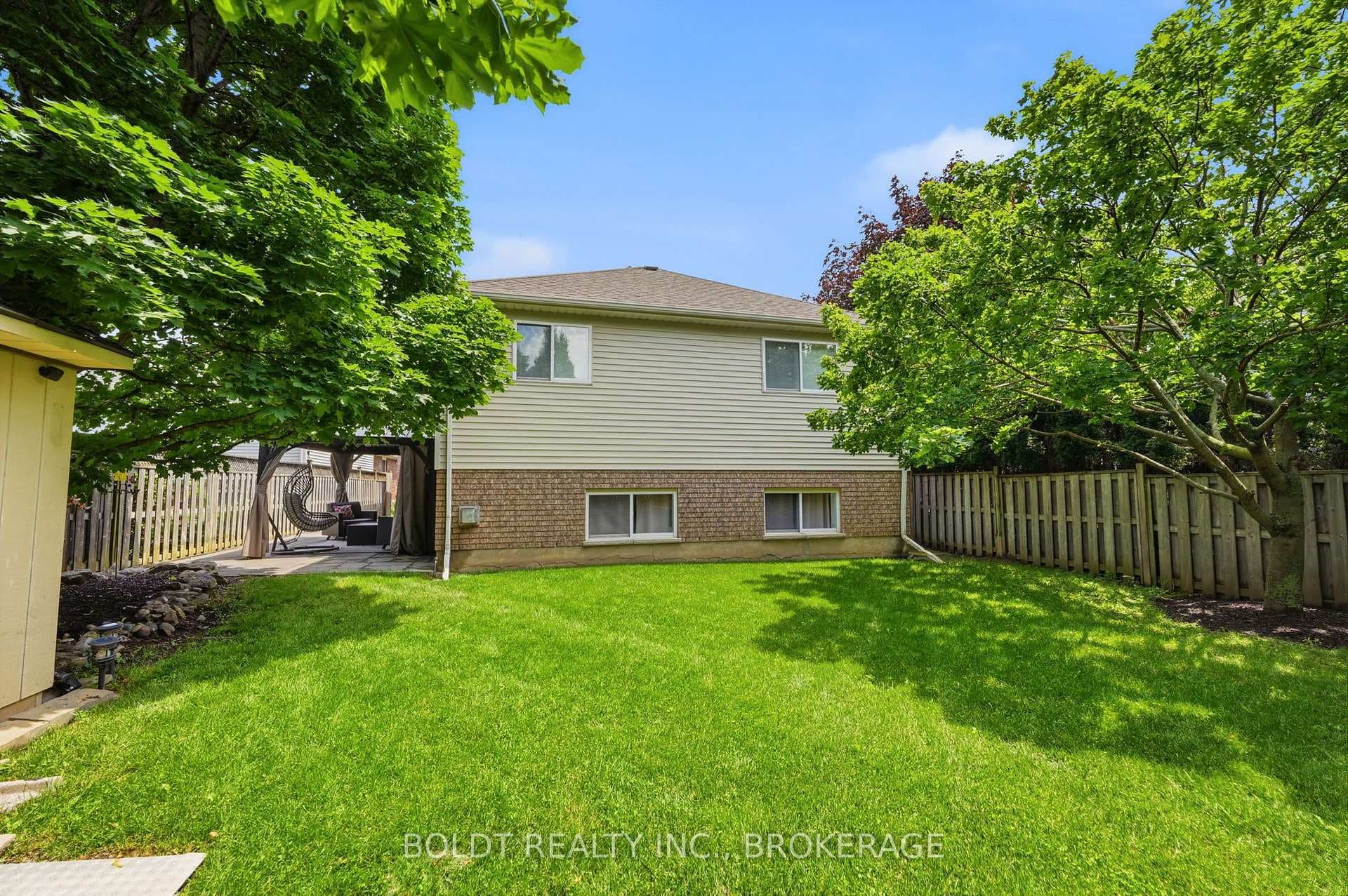 22 Graves Crescent photo 40
