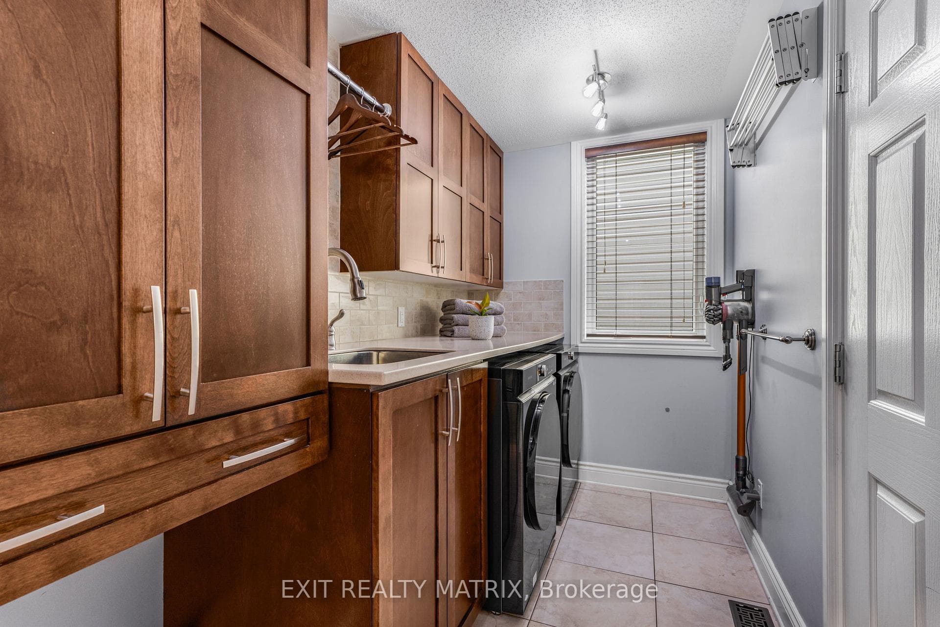 352 Oakcrest Way photo 10