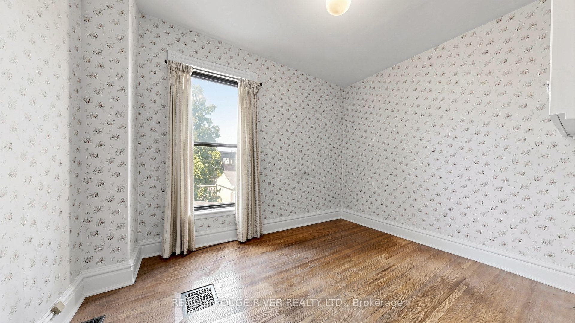 308 Roxton Road photo 28