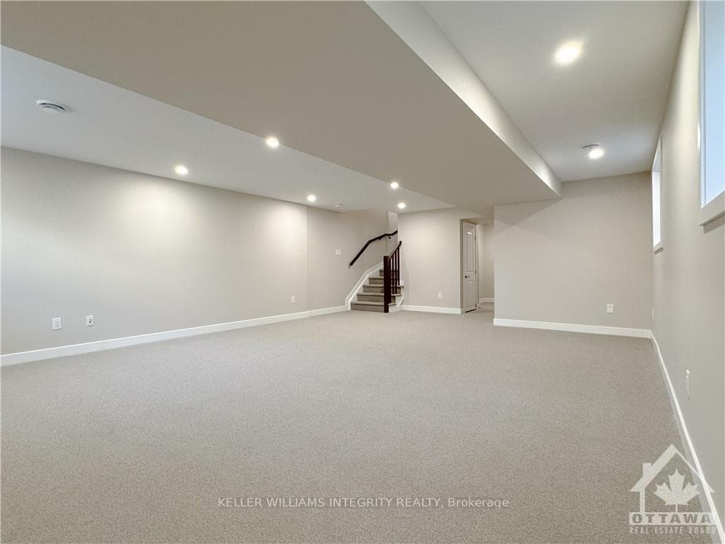 308 WHITHAM Crescent photo 26