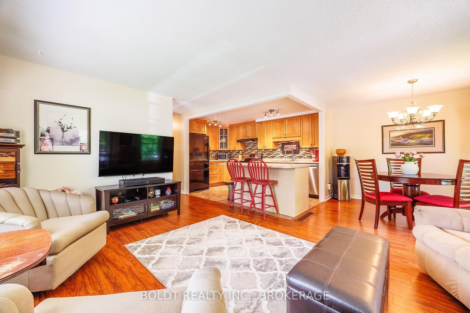 77 Elma Street photo 8