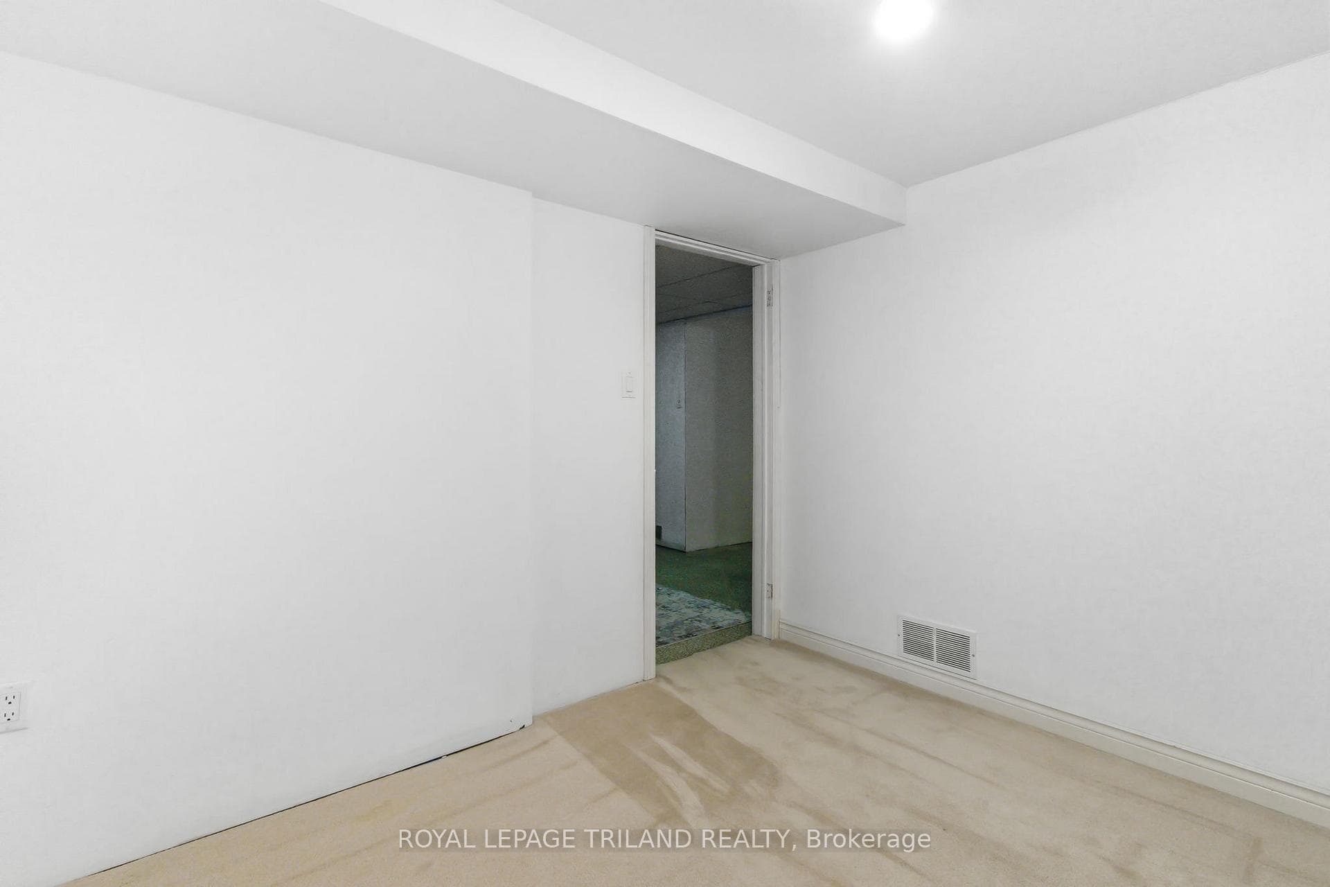 99 SUSAN Avenue photo 32