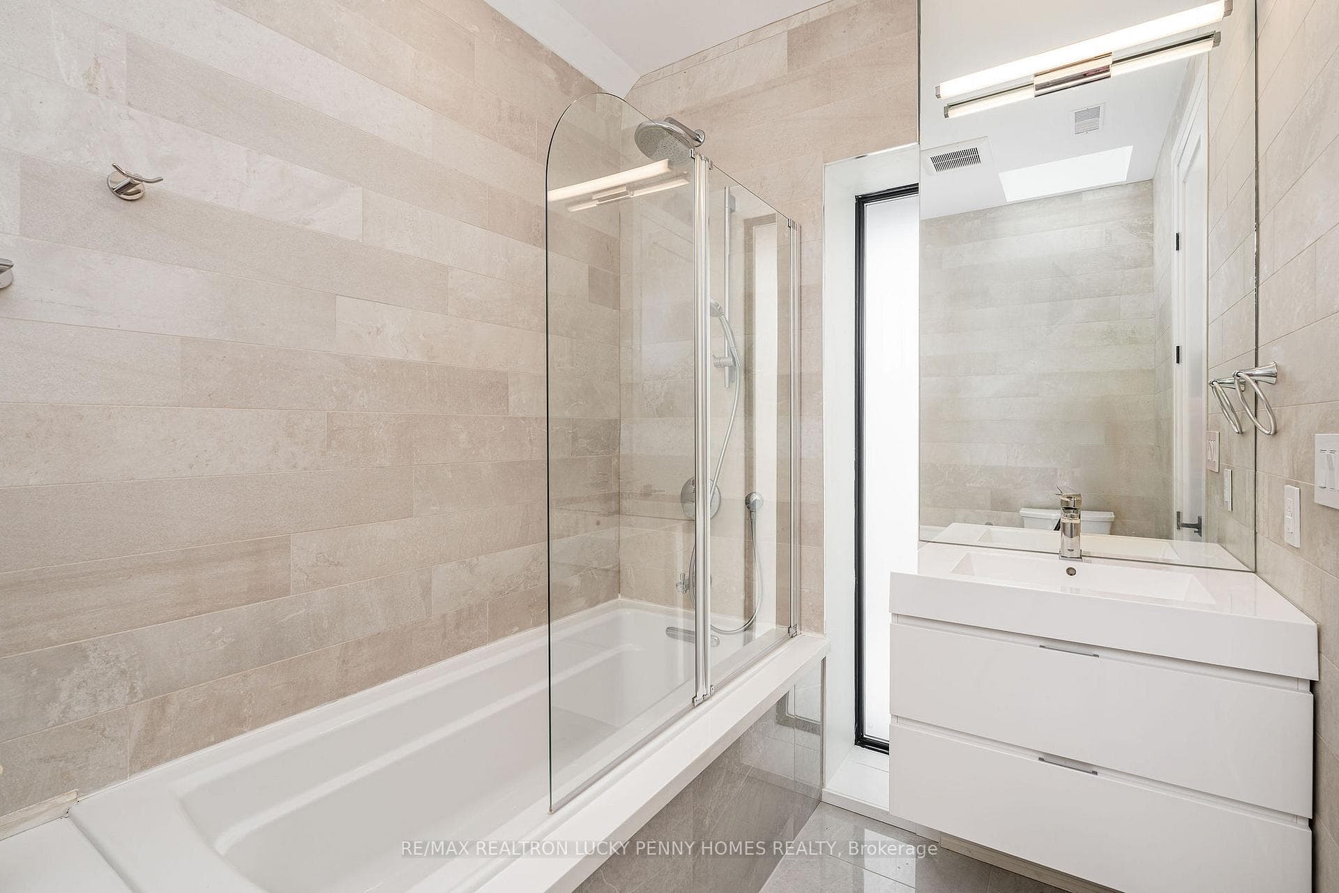 447 Soudan Avenue photo 31