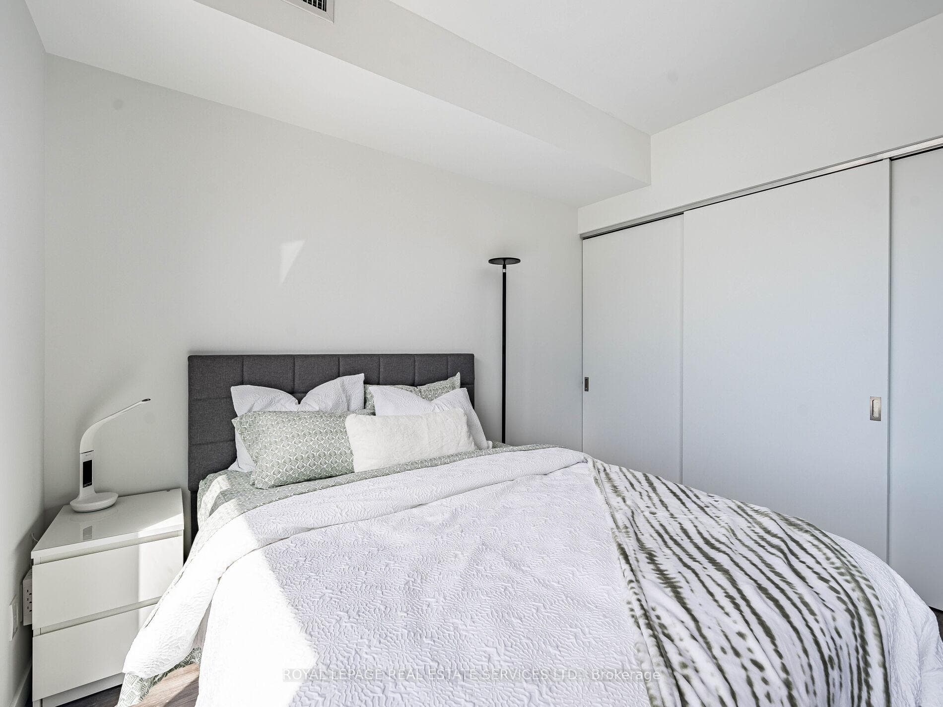 7 Smith Crescent Unit 312 photo 17