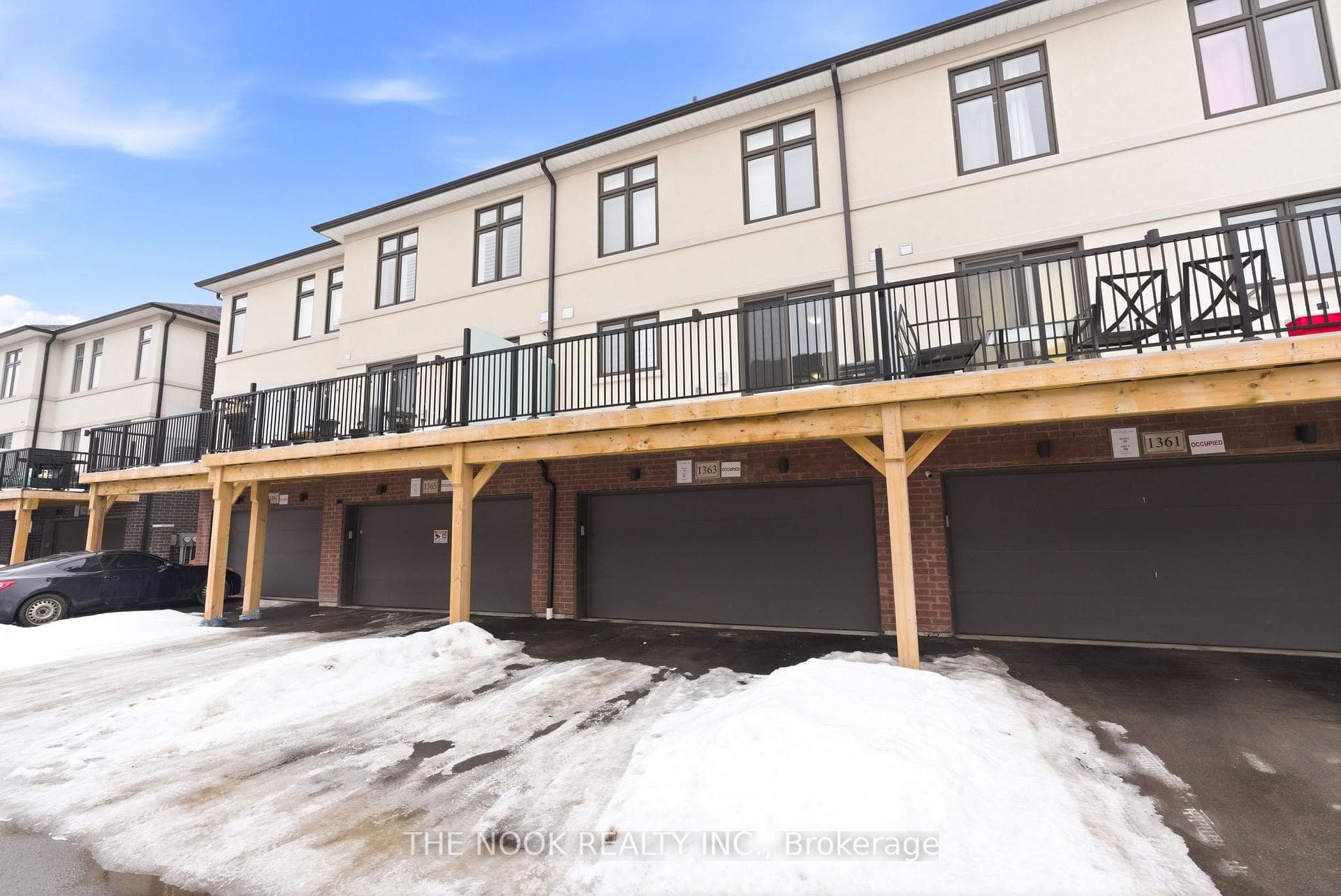Large back deck for entertaining