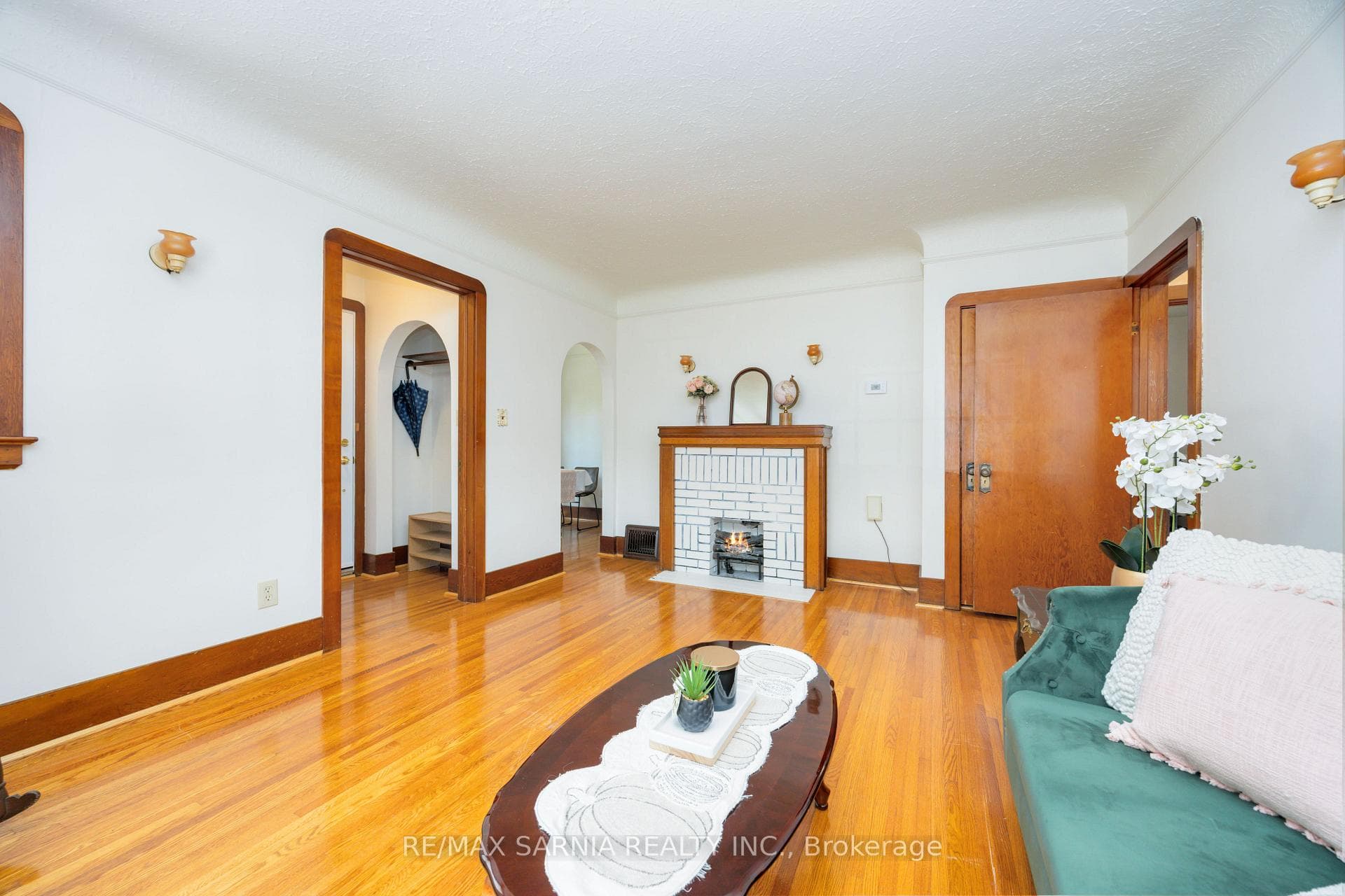 568 Devine Street photo 5