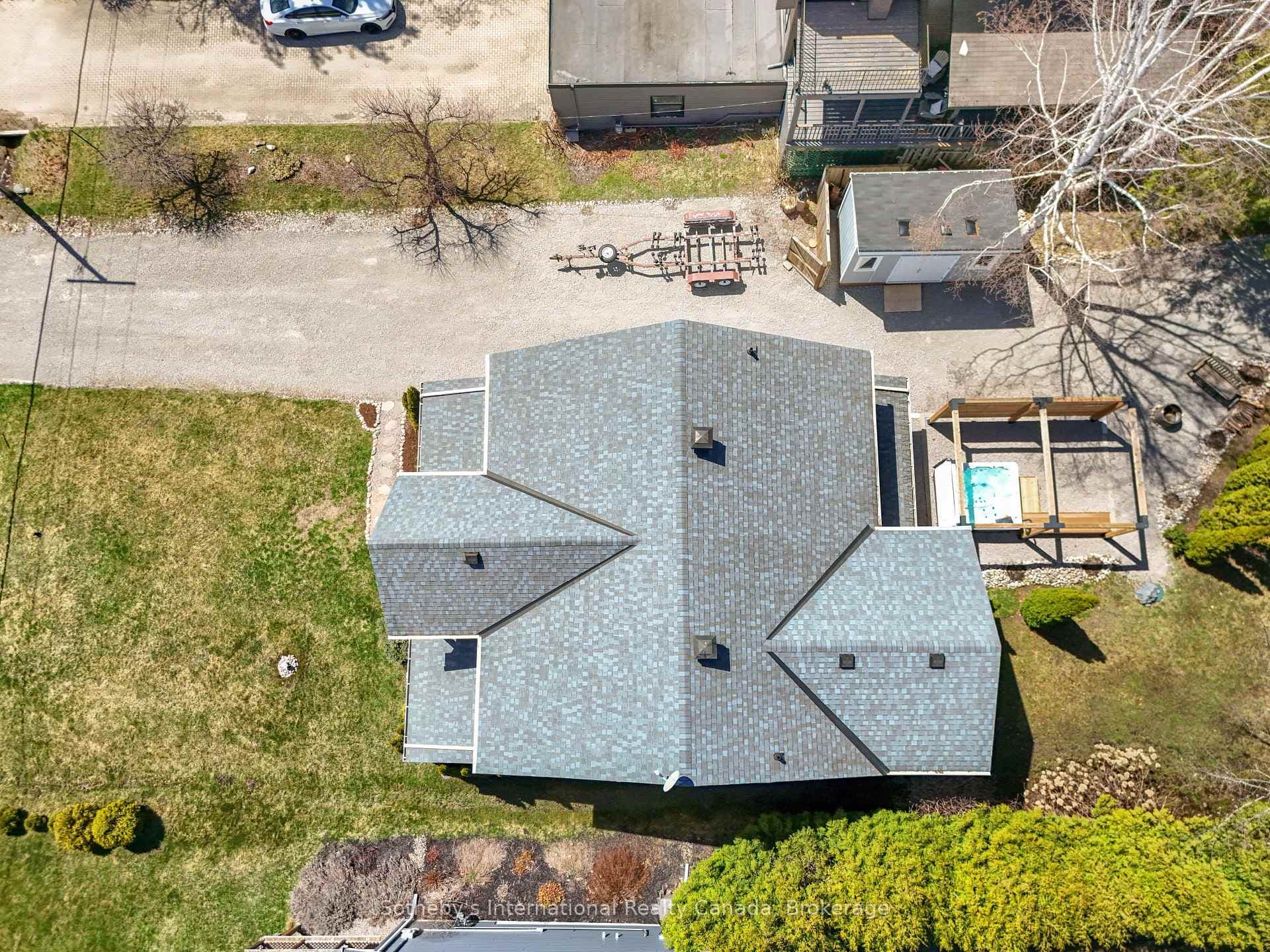 604 CHAMPLAIN Road photo 46