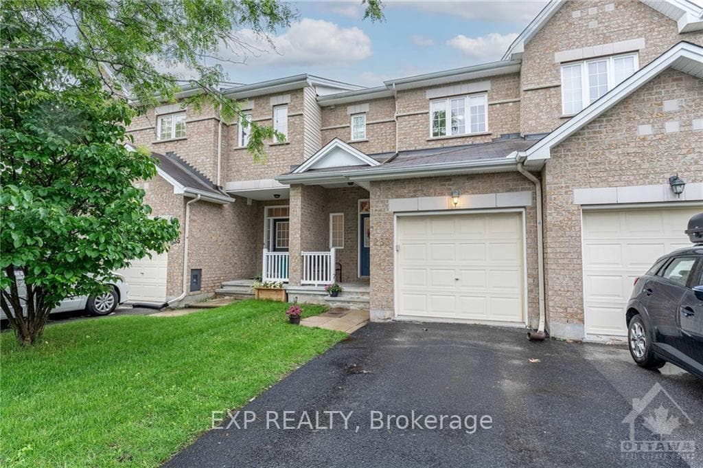 233 WAYMARK Crescent photo 2