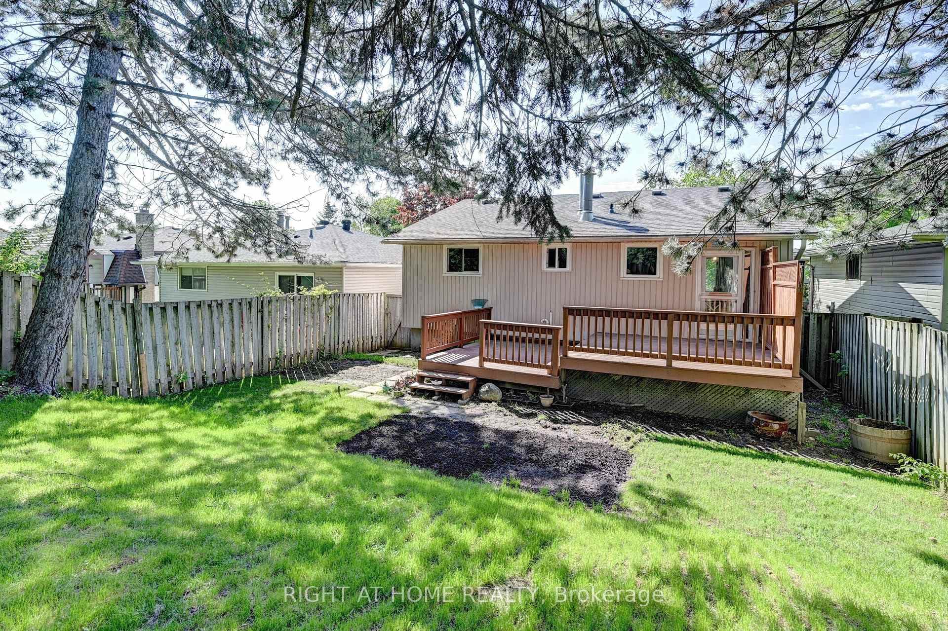 92 Pinemeadow Crescent photo 45