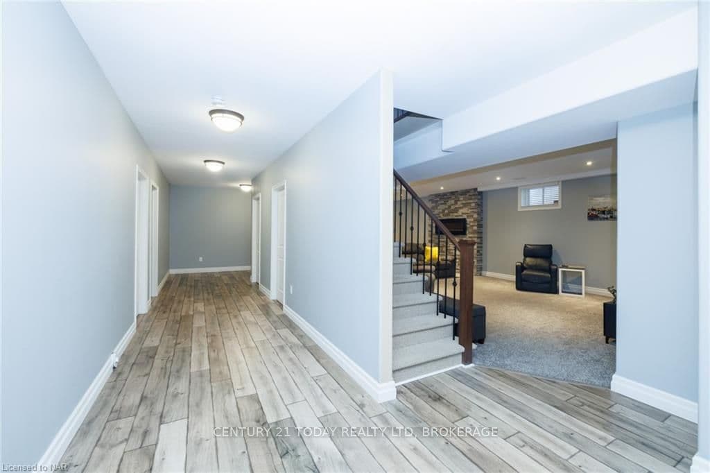 6462 CHRISTOPHER Crescent photo 27