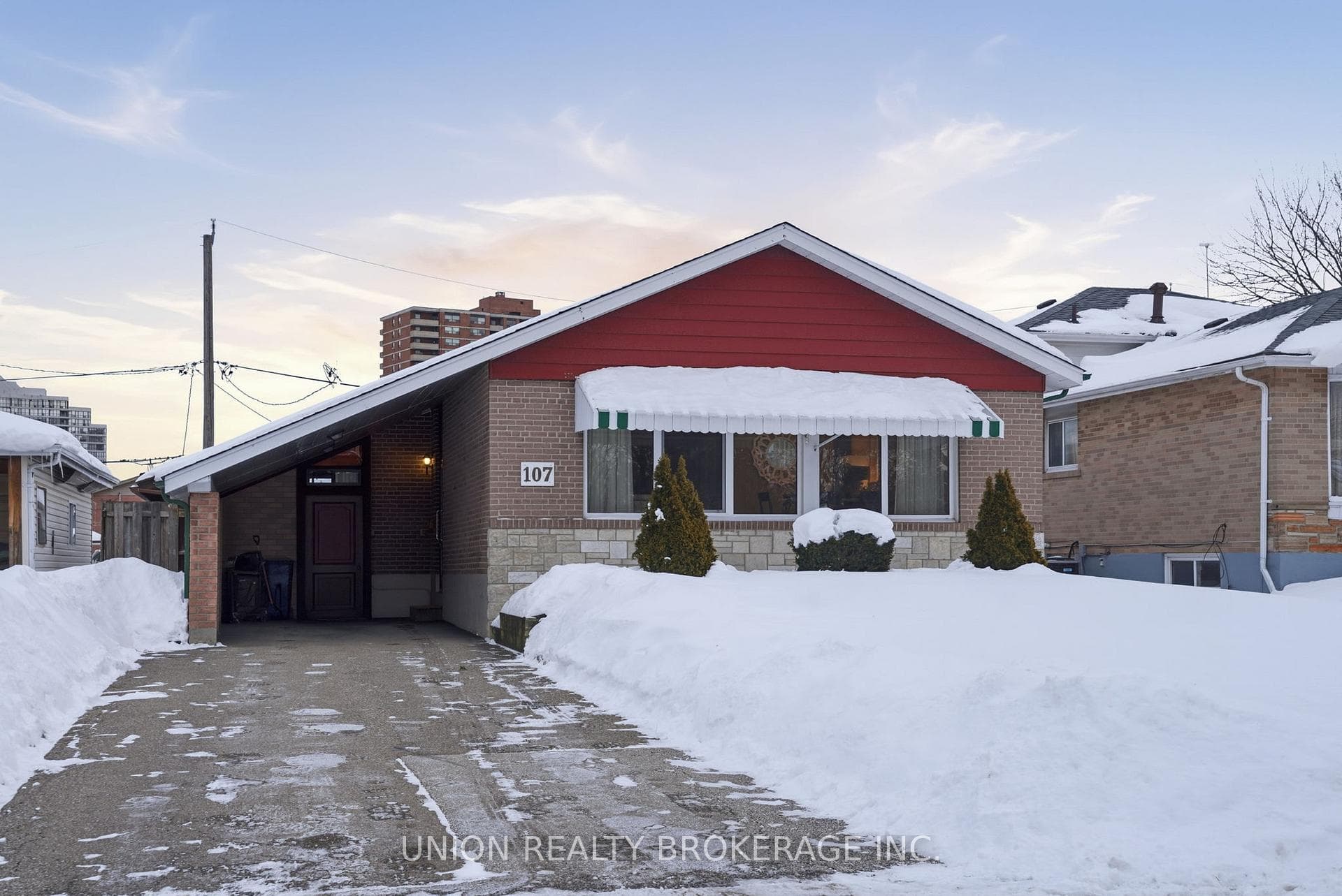 107 Silverstone Drive photo 1