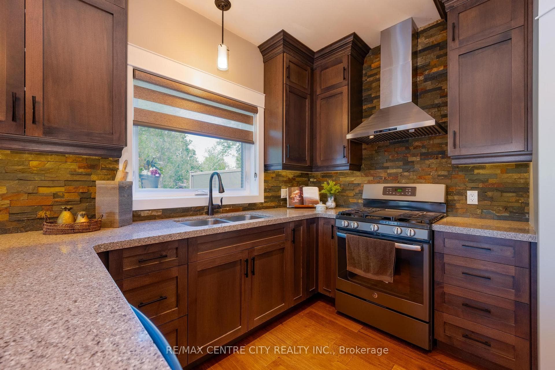 2580 Dundas Street photo 14