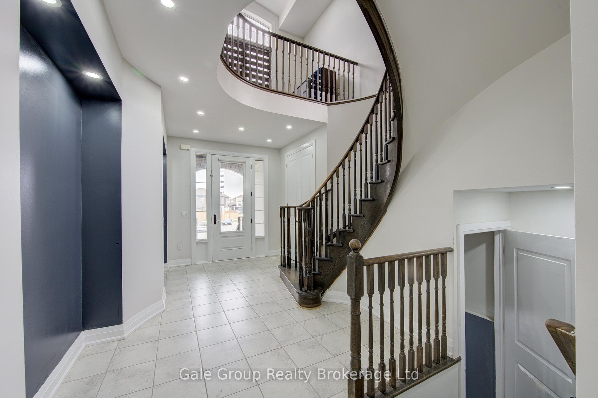 125 Prince Charles Crescent photo 5