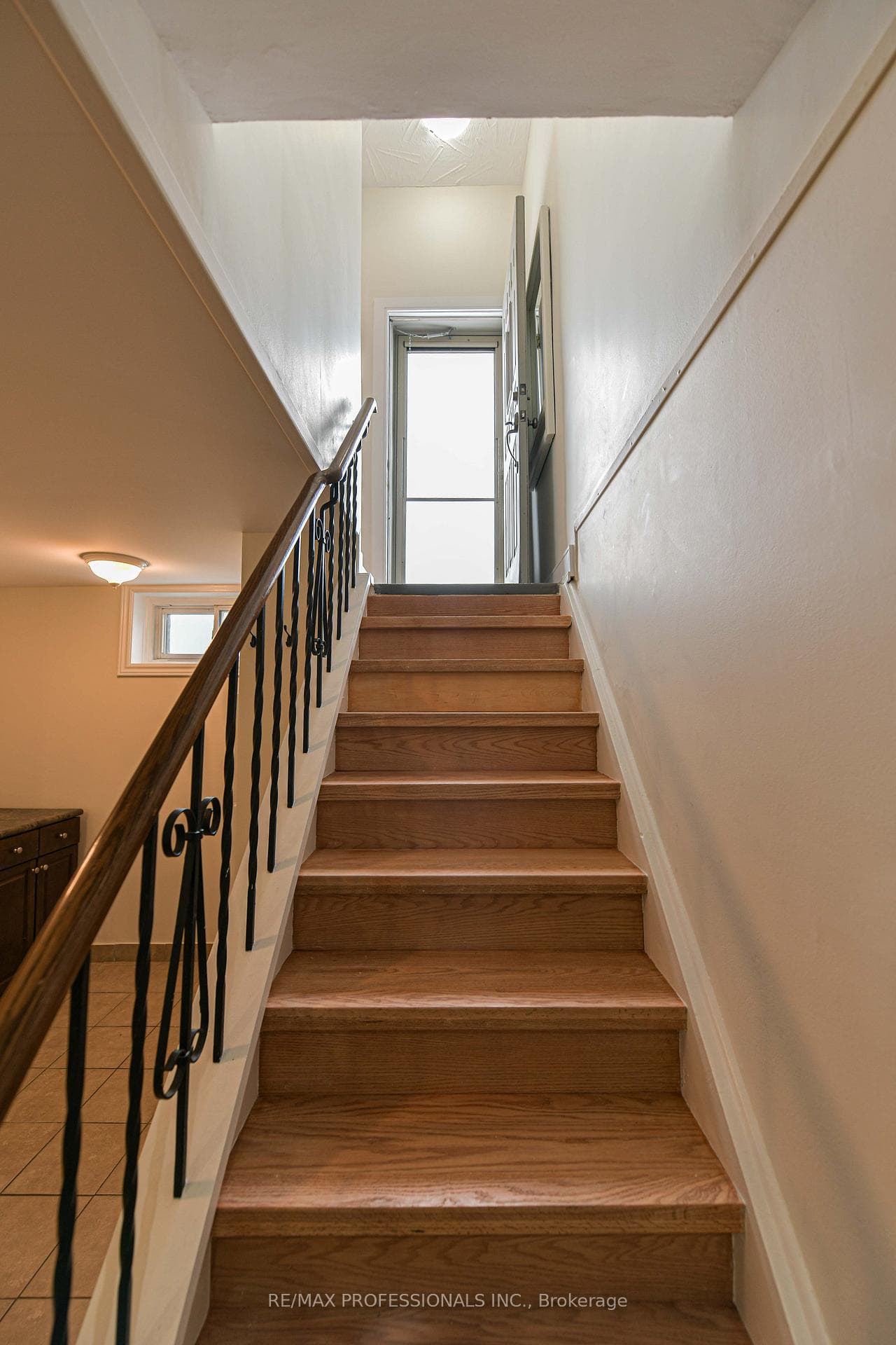 255 Lawrence Avenue photo 16