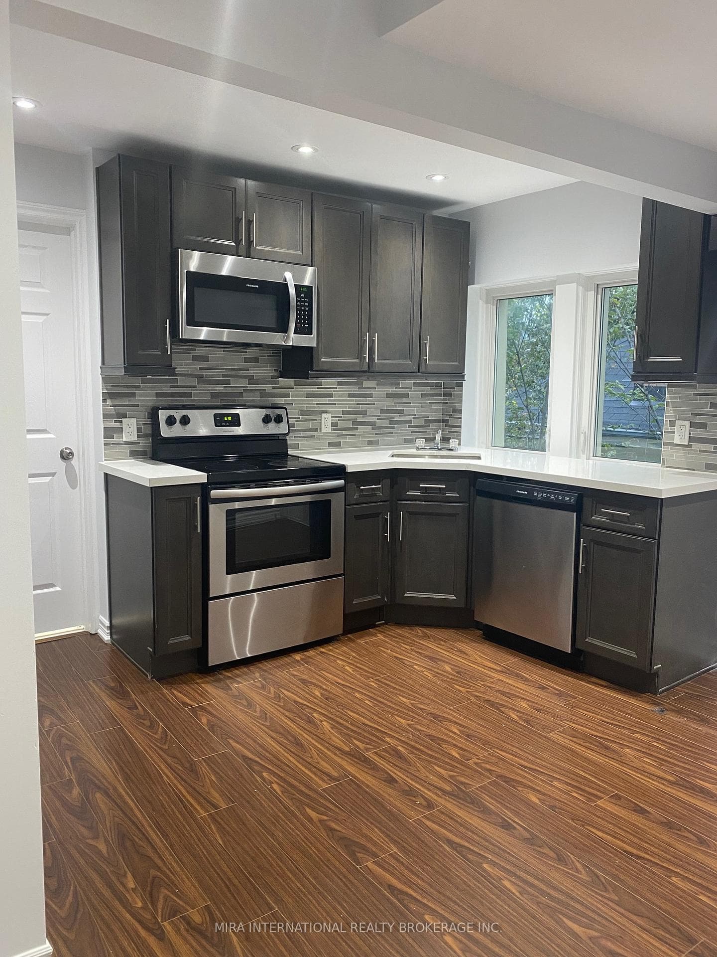 11 Laxton Avenue Unit 301 photo 2