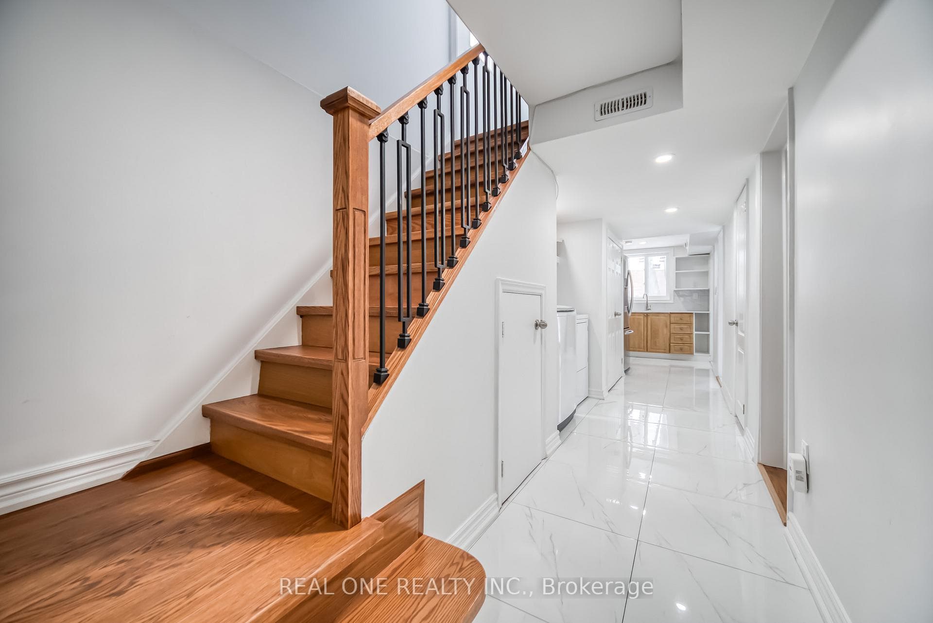 106 Deanscroft Square Unit Bsmt photo 7
