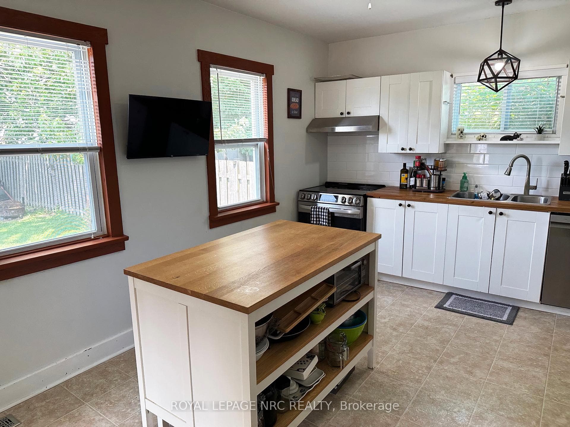 270 Beatrice Street photo 8