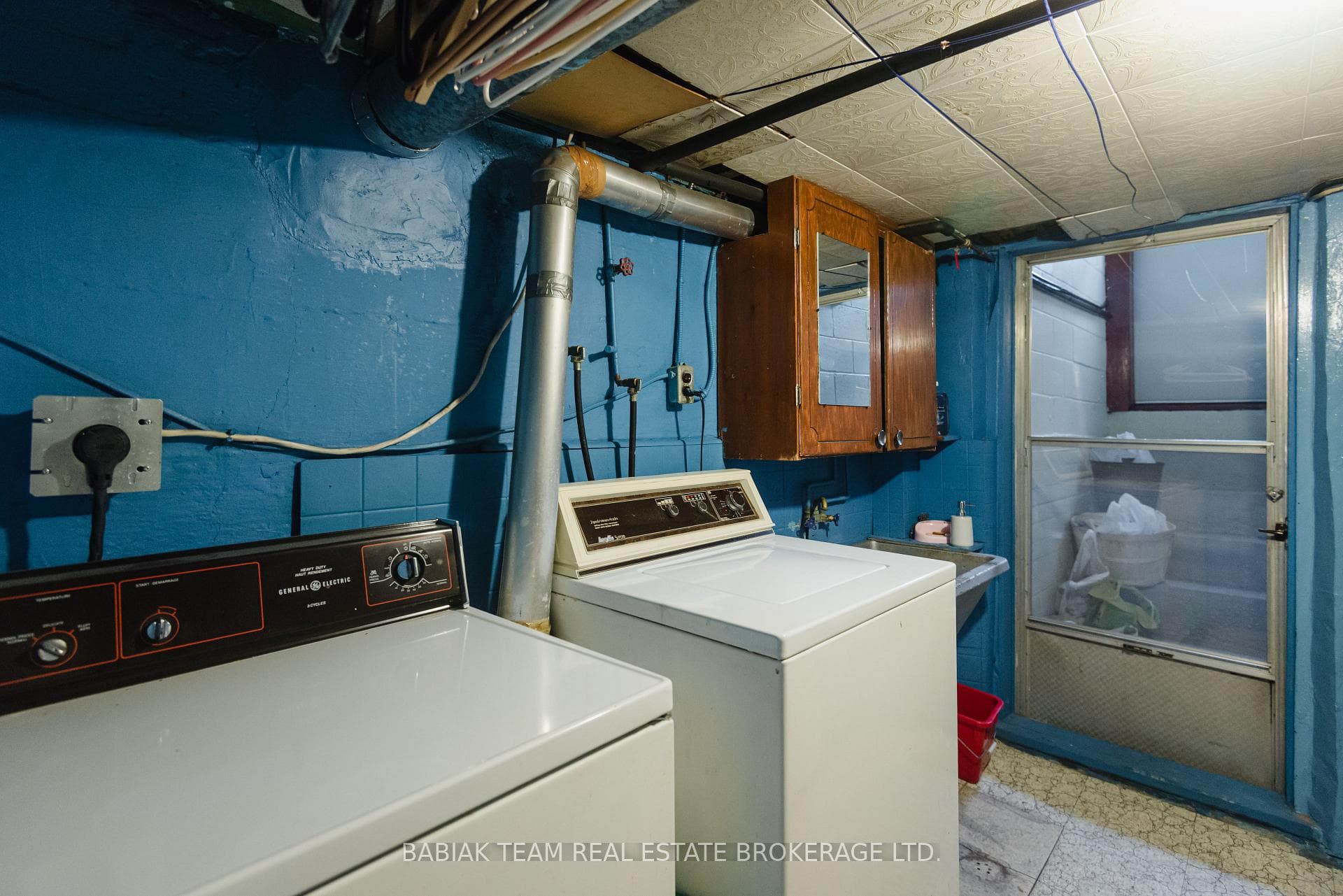 582 Runnymede Road photo 36