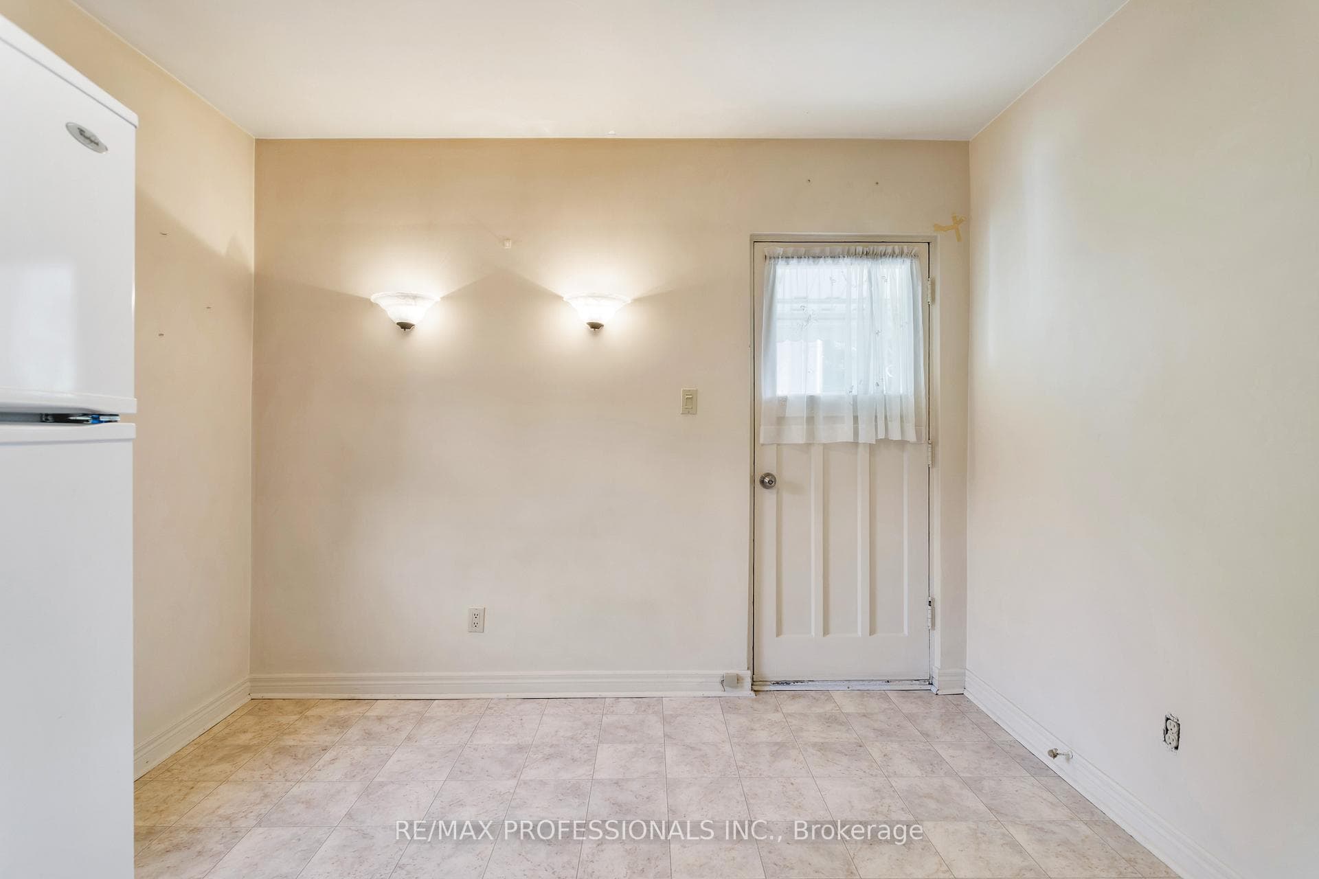 38 Van Stassen Boulevard photo 15