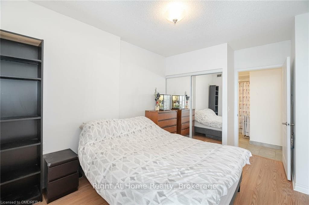 200 BURNHAMTHORPE Road Unit 1407 photo 23