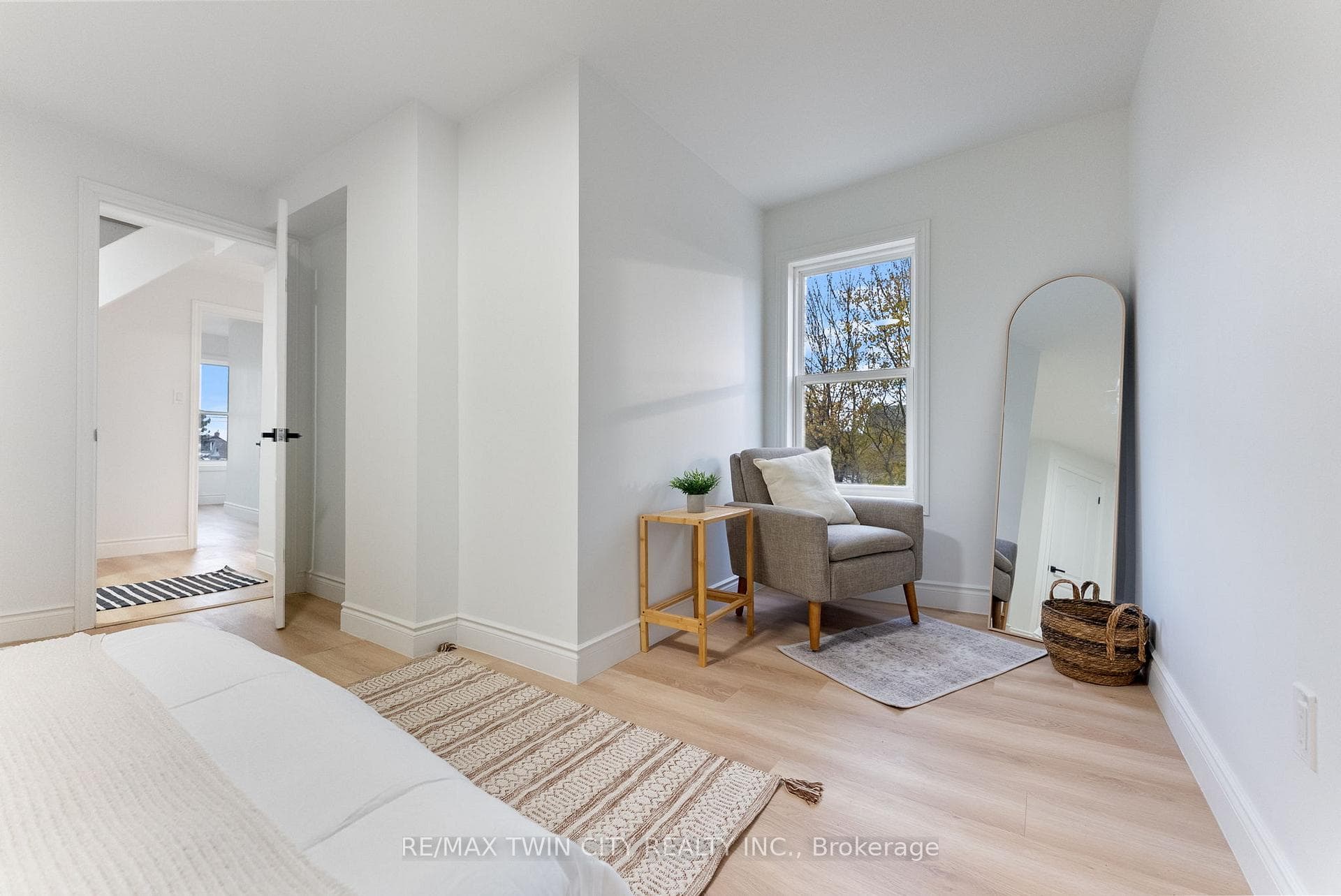 581 John Street photo 22