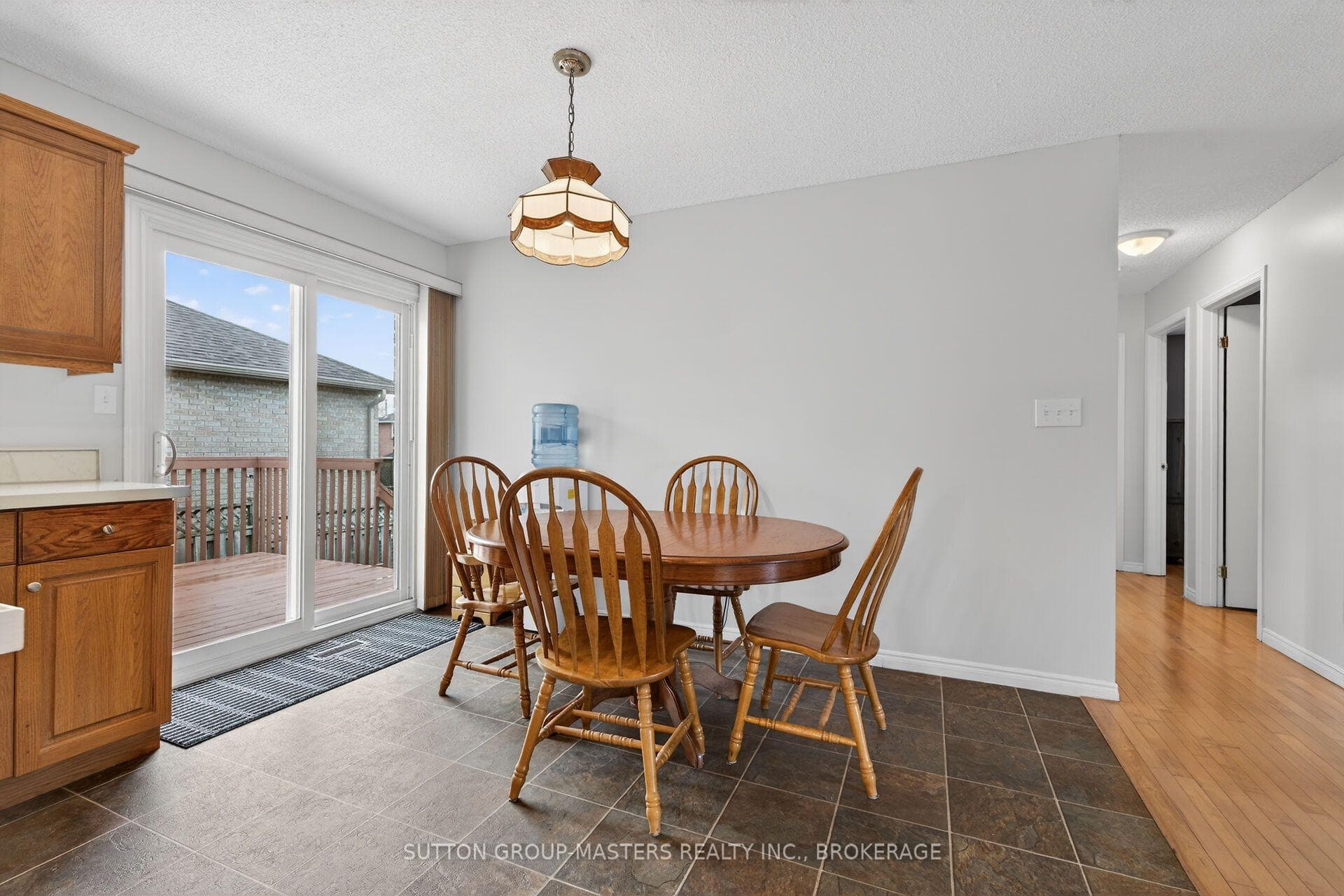 1080 Palmerston Crescent photo 6