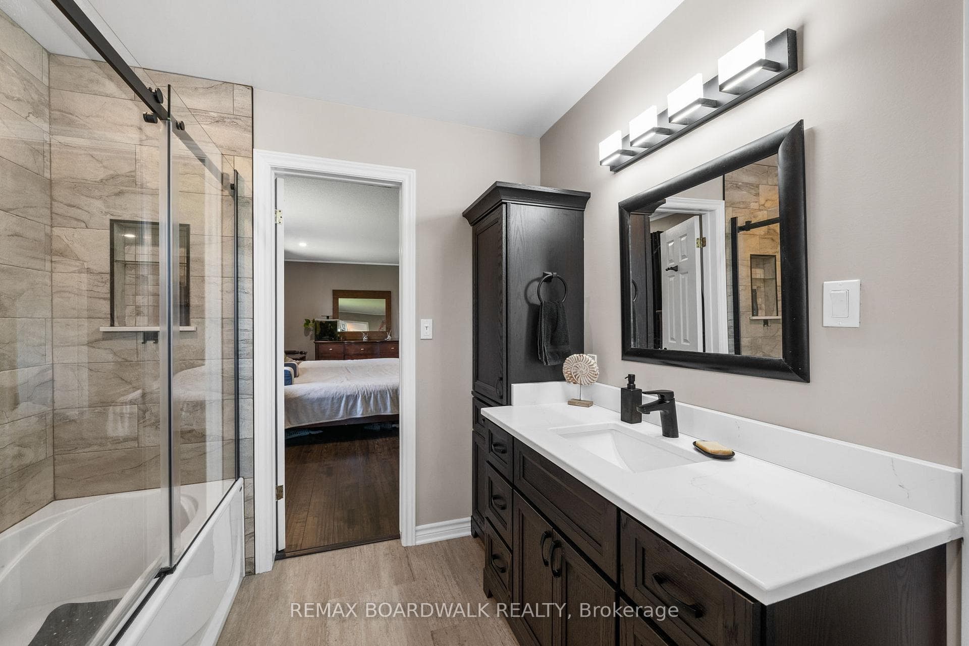 Cheater Ensuite/Full Bath