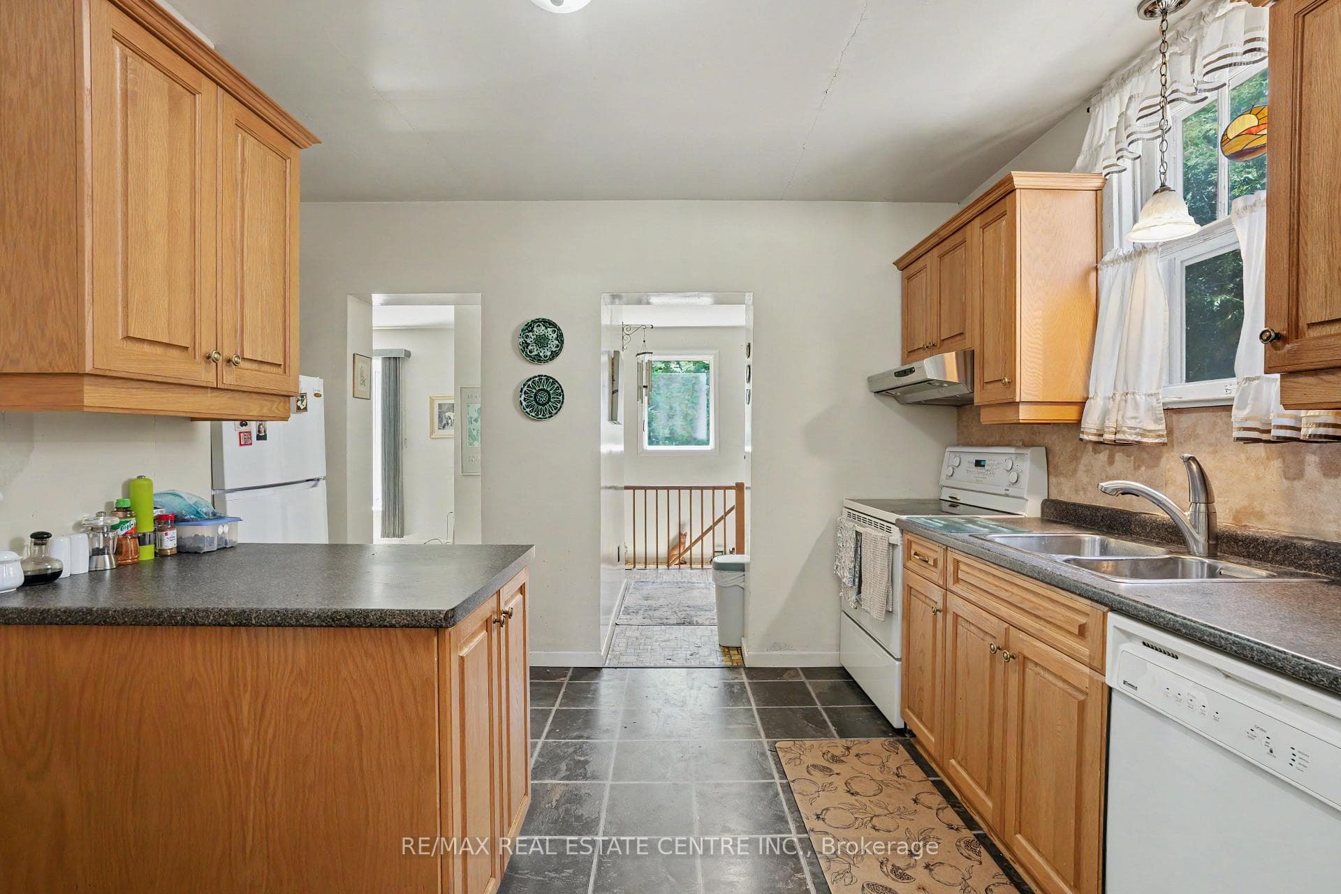 2068 Wellington Avenue photo 18