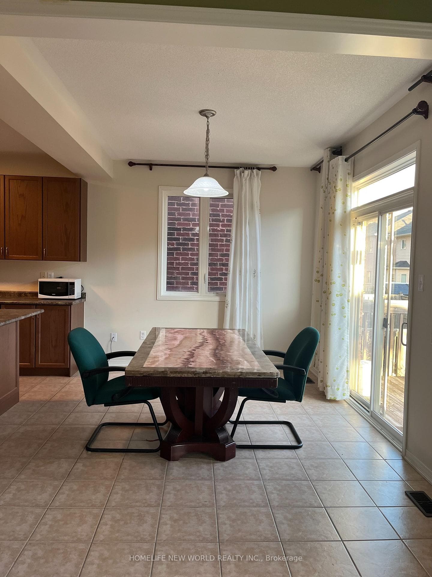 125 Vera Lynn Crescent photo 4