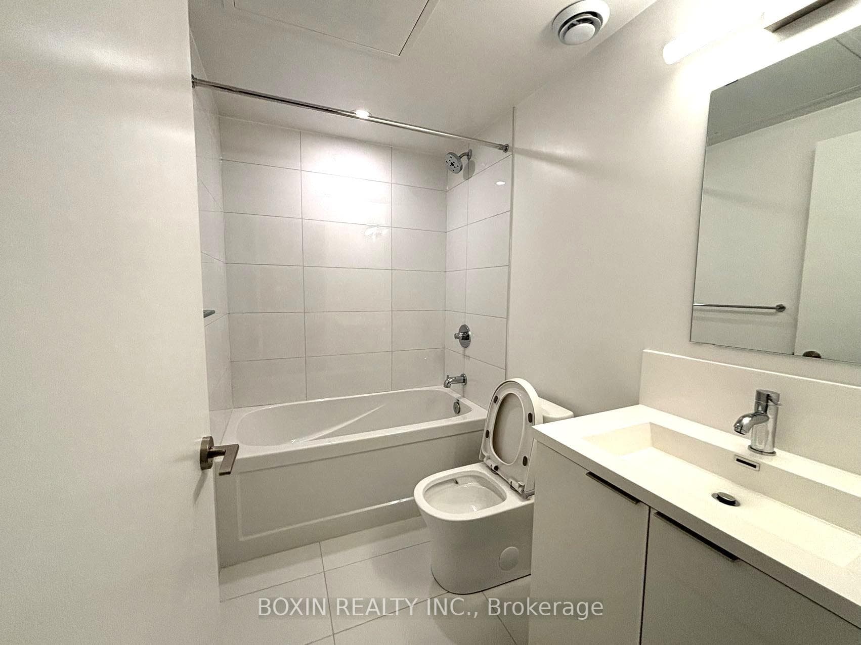230 Simcoe Street Unit 1427 photo 7