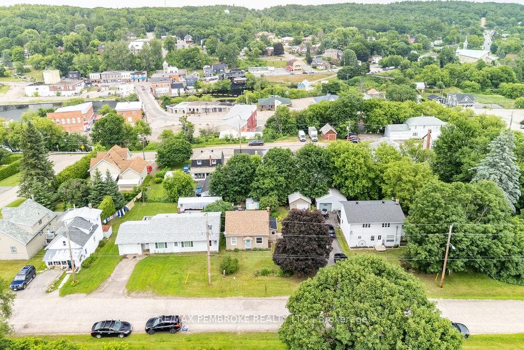 225 Wellington Street photo 38