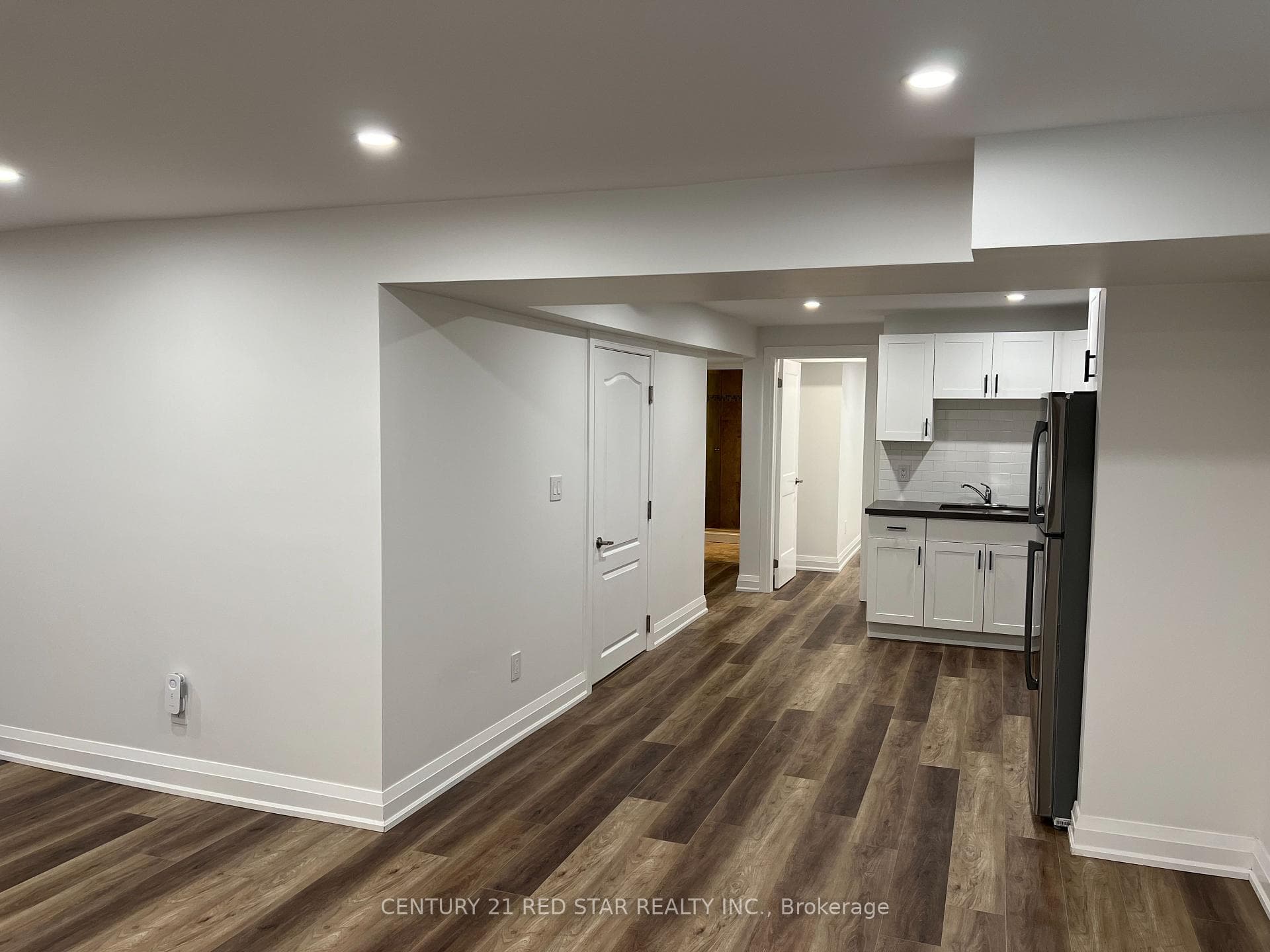 1025 Holdsworth Crescent Unit Basement photo 19