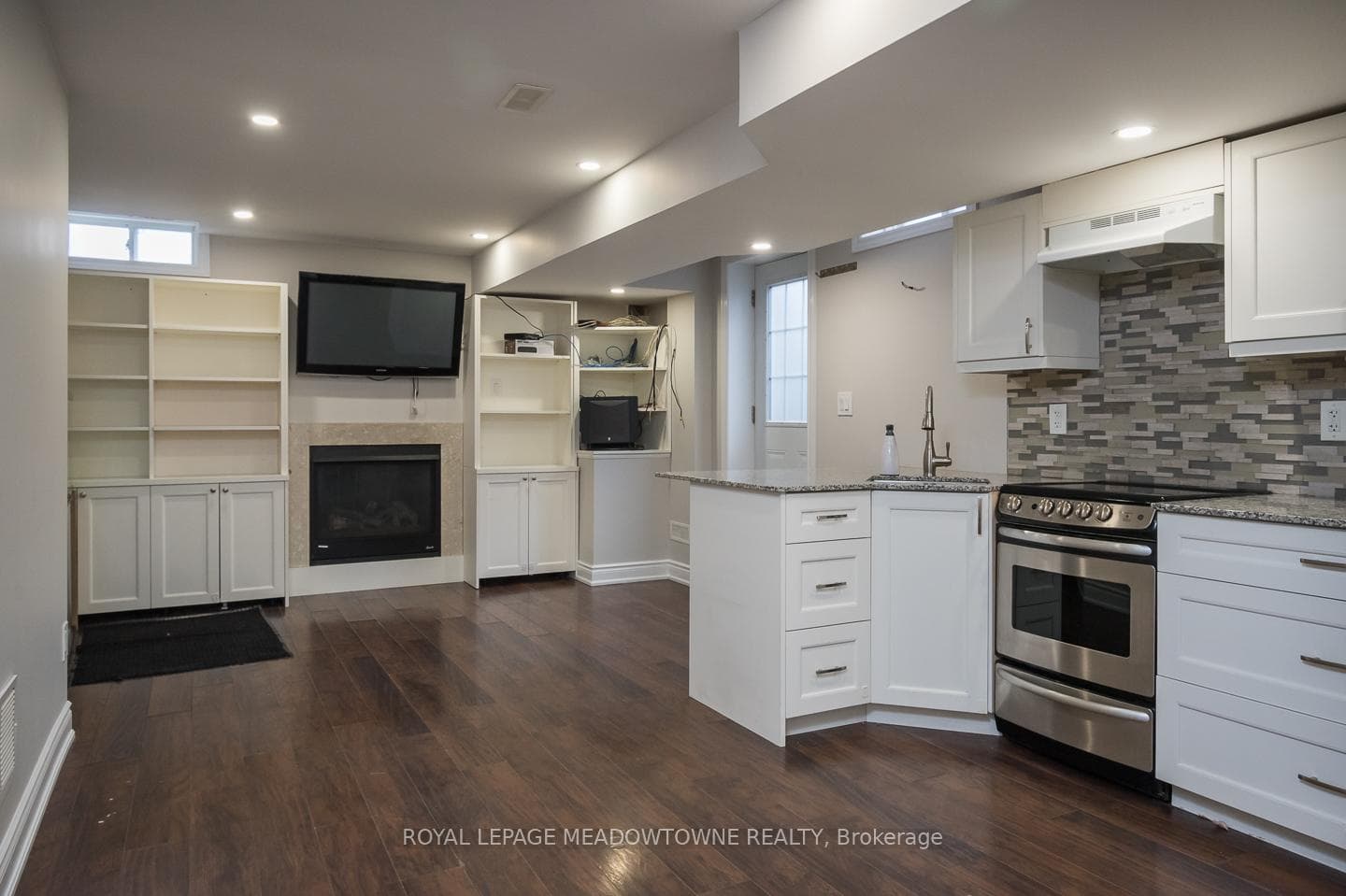 Bsmt recroom w/gas fireplace & built in cabinets