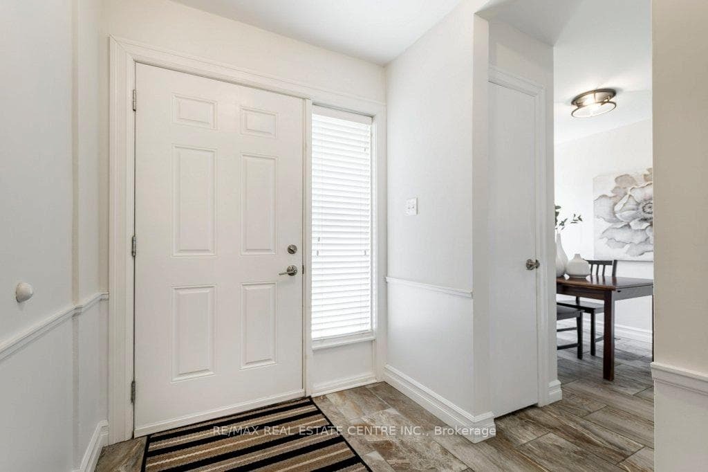 390 Satok Crescent photo 3