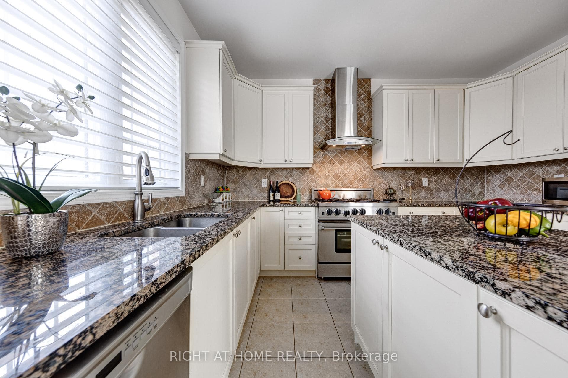 68 Buckle Crescent photo 16