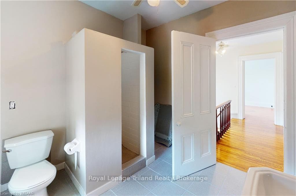 52 WELLINGTON Street Unit Upper photo 7