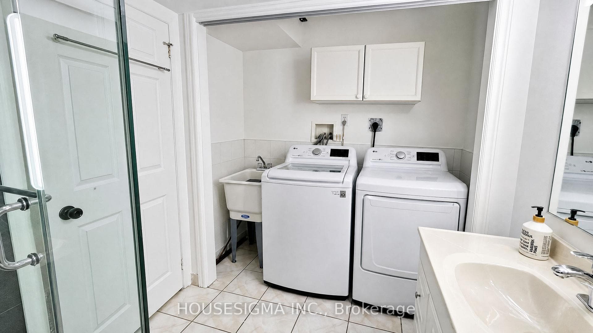 Washer/Dryer in basement