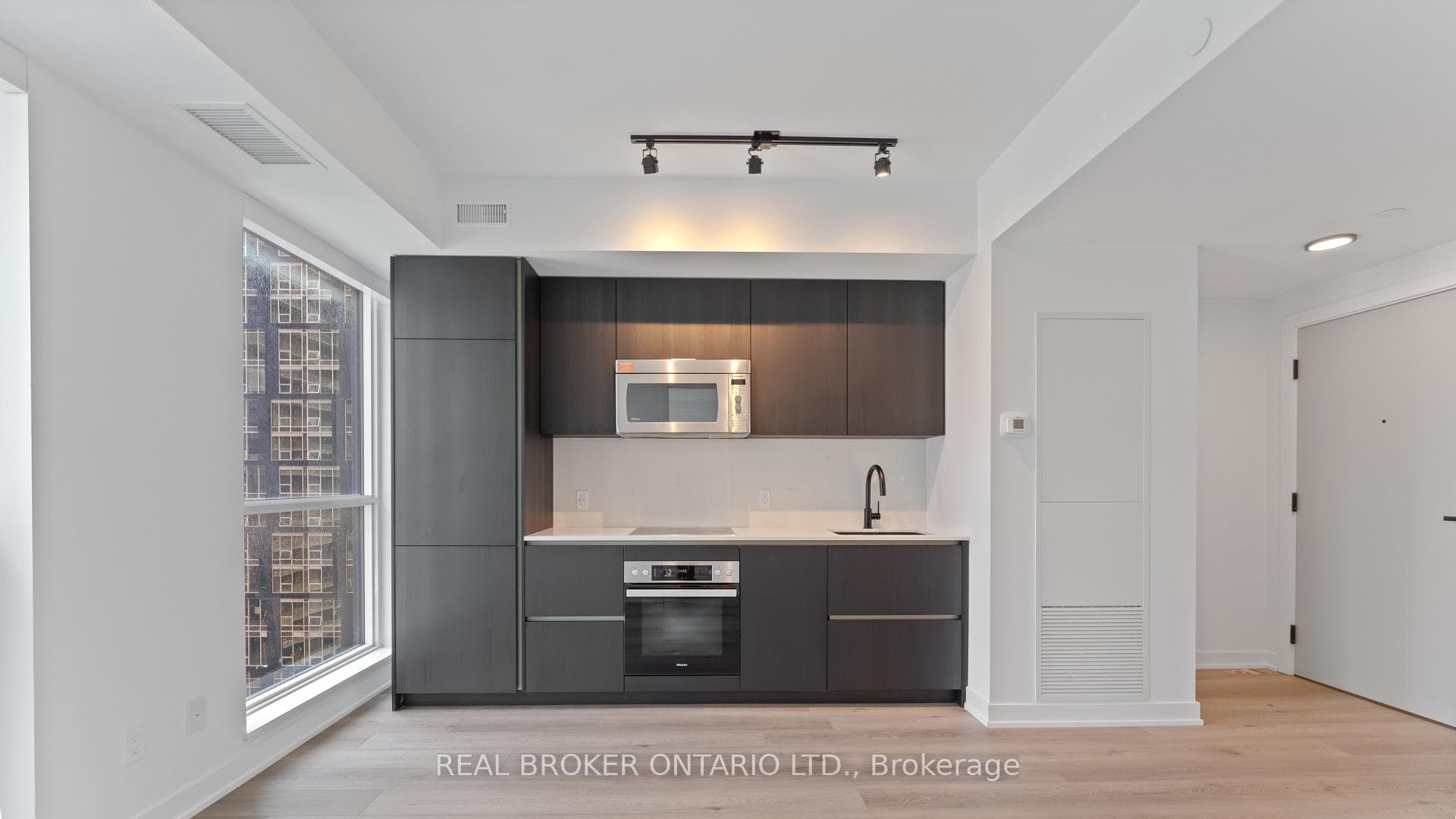 327 King Street Unit 1801 photo 11
