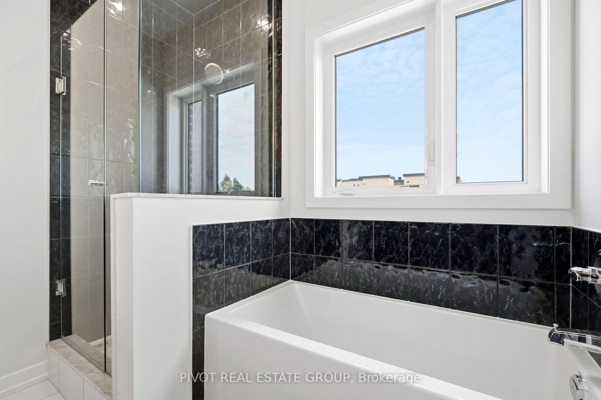 2752 Lawrence Avenue photo 32