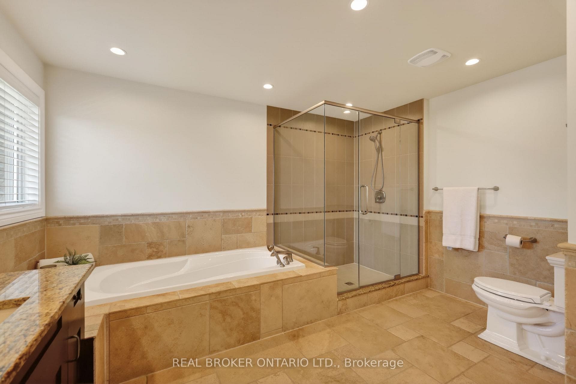 465 Lockmaster Crescent photo 28
