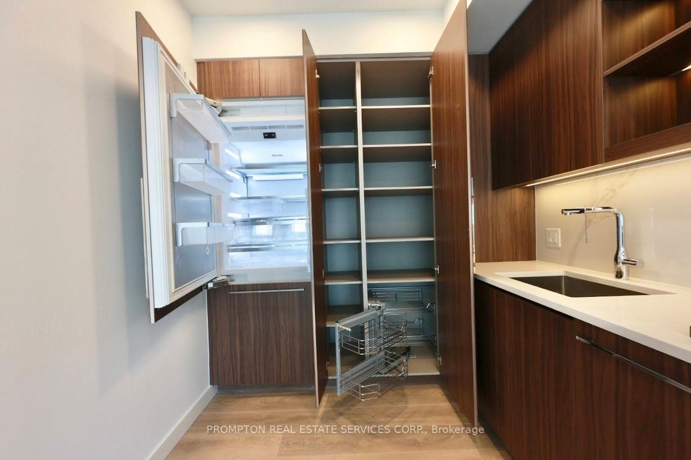 27 Mcmahon Drive Unit 1712 photo 5
