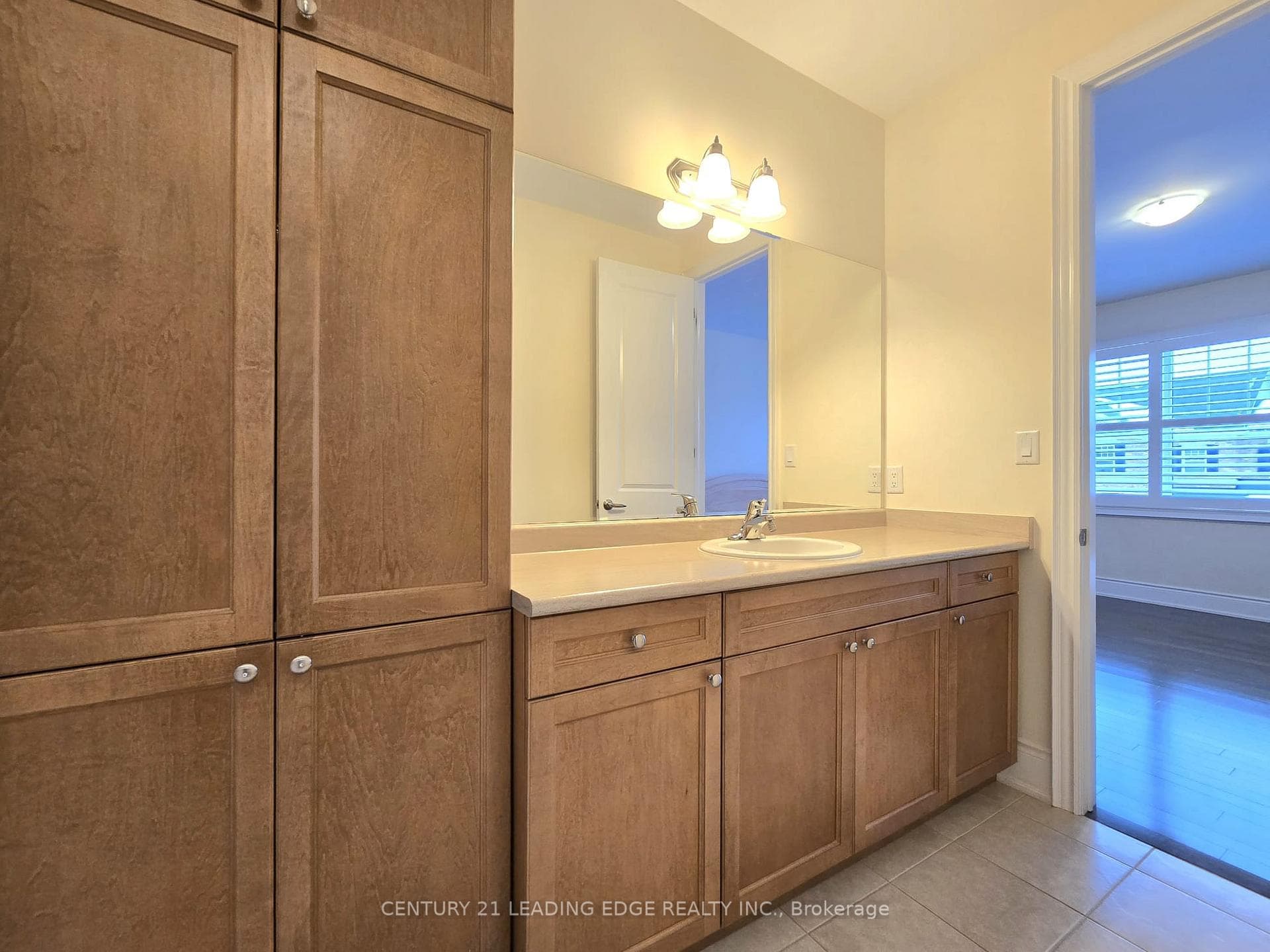 66 Degraaf Crescent photo 40