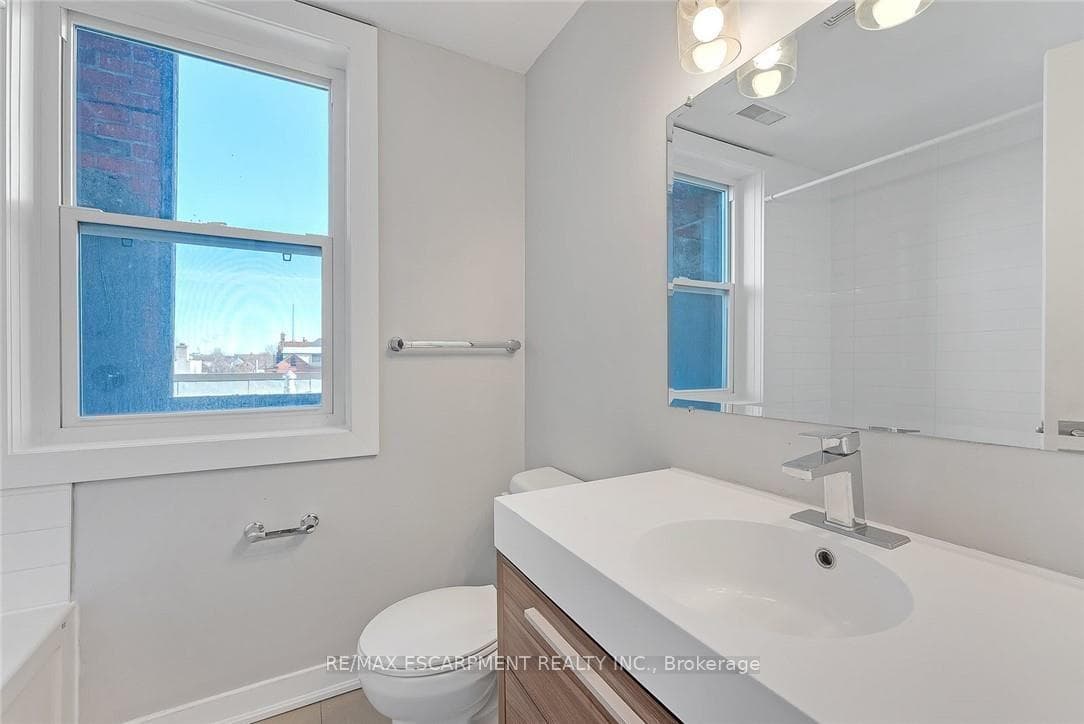 657 BARTON Street Unit 302 photo 23