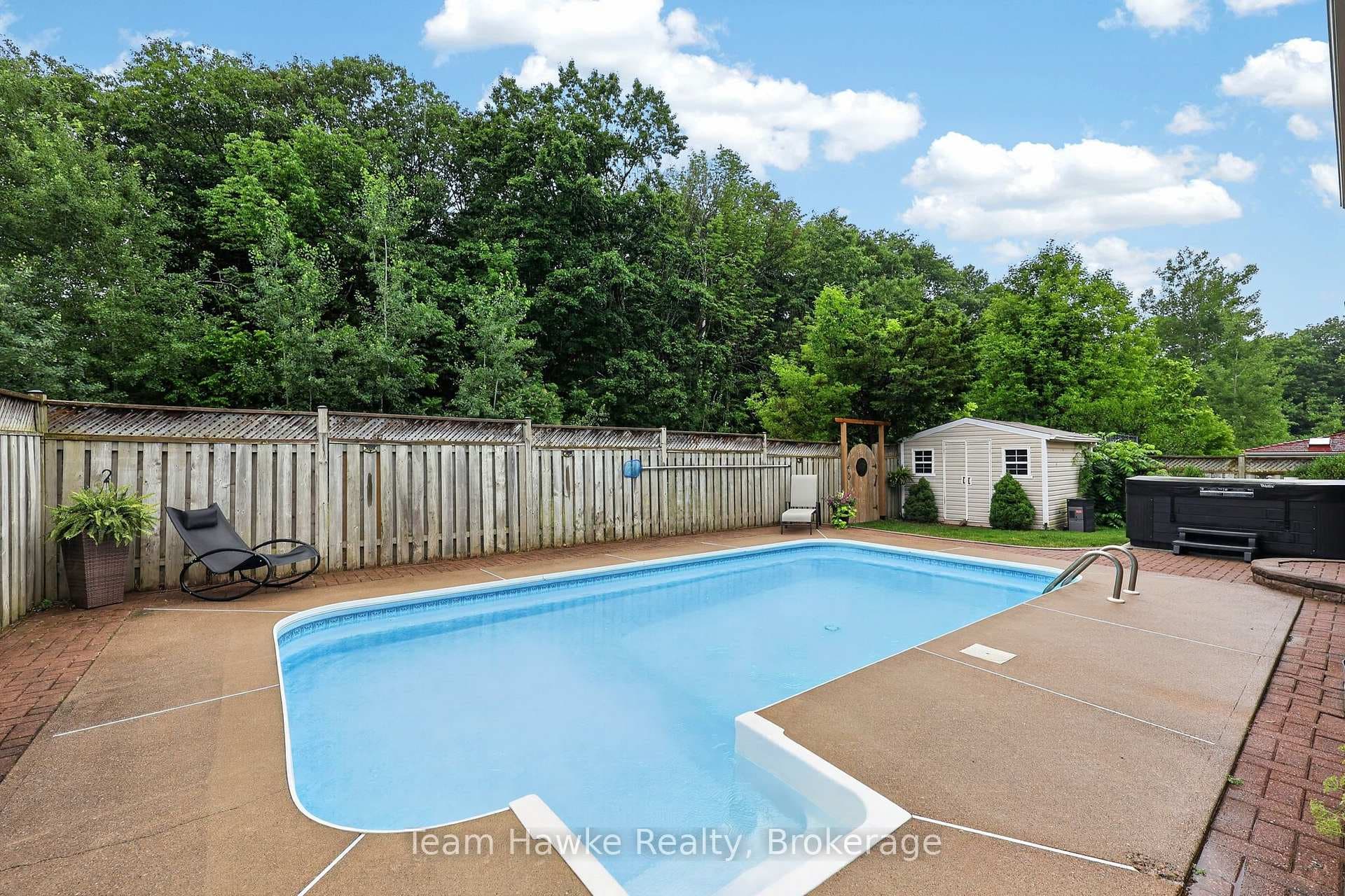 1085 Dina Crescent photo 34