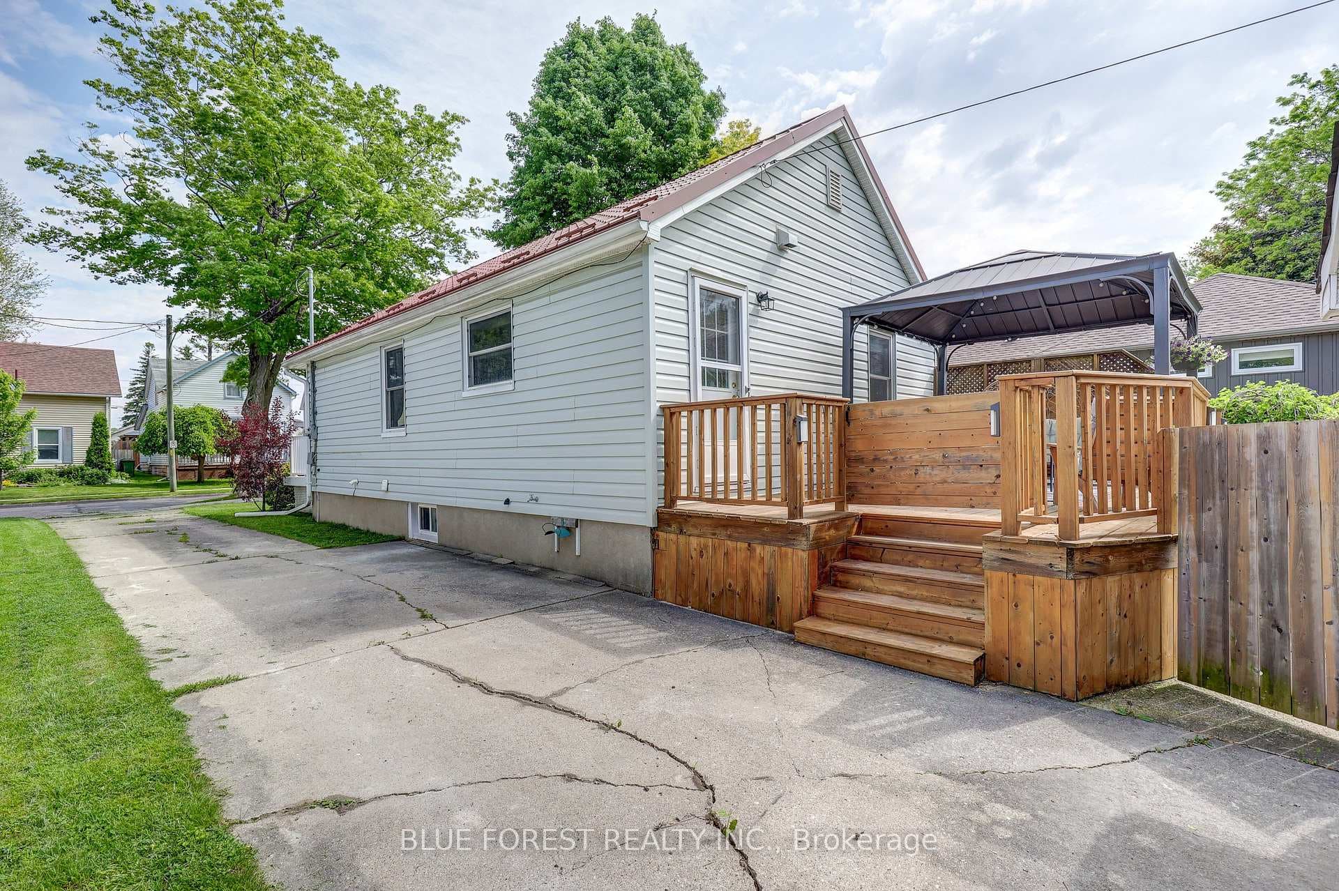 135 Erie Street photo 5